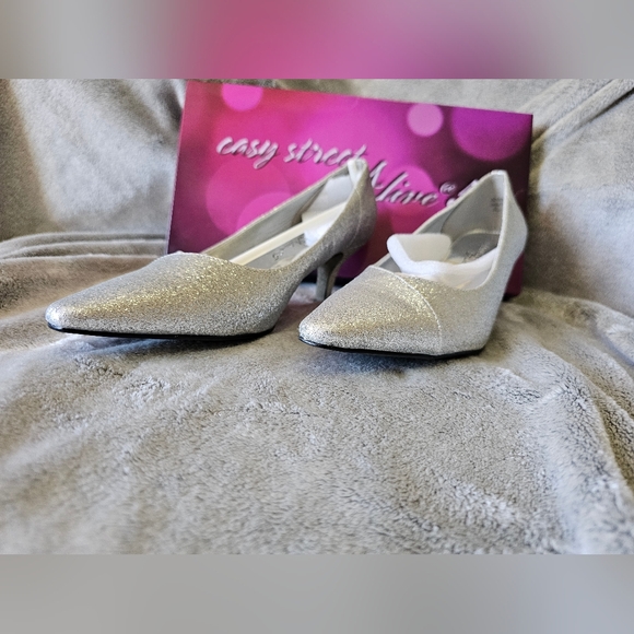 Easy Street Alive 5 Silver Glitter Chiffon Pumps Heels Sz 6.5 NIB Easy Flex - Picture 7 of 10